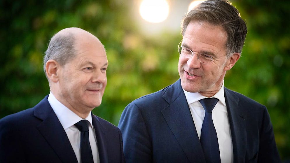 ARCHIV - Mark Rutte (R), Nato-Generalsekretär, wird von Bundeskanzler Olaf Scholz (SPD) bei seinem Antrittsbesuch mit militärischen Ehren vor dem Bundeskanzleramt begrüßt. Der ehemalige Ministerpräsident der Niederlande ist seit Oktober 2024 neuer NATO-Generalsekretär. Foto: Bernd von Jutrczenka/dpa