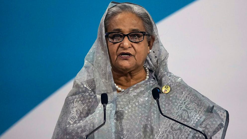 ARCHIV - Die Premierministerin von Bangladesch, Sheikh Hasina, hält eine Rede während des Pariser Friedensforums. Foto: Christophe Ena/AP/dpa