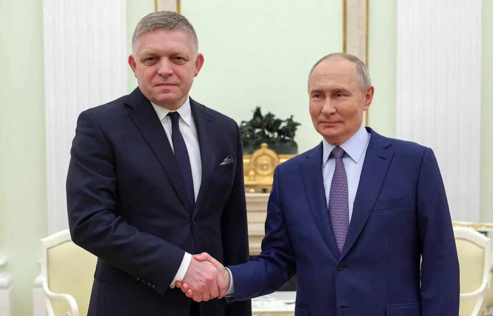 La stretta di mano fra il premier slovacco Robert Fico e Vladimir Putin, nell'incontro diplomatico avvenuto il 22 dicembre a Mosca.