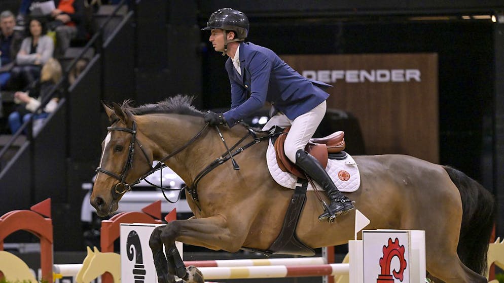 Steve Guerdat, die Wappen verraten es, auf einer Runde beim CHI Basel mit Double Jeu