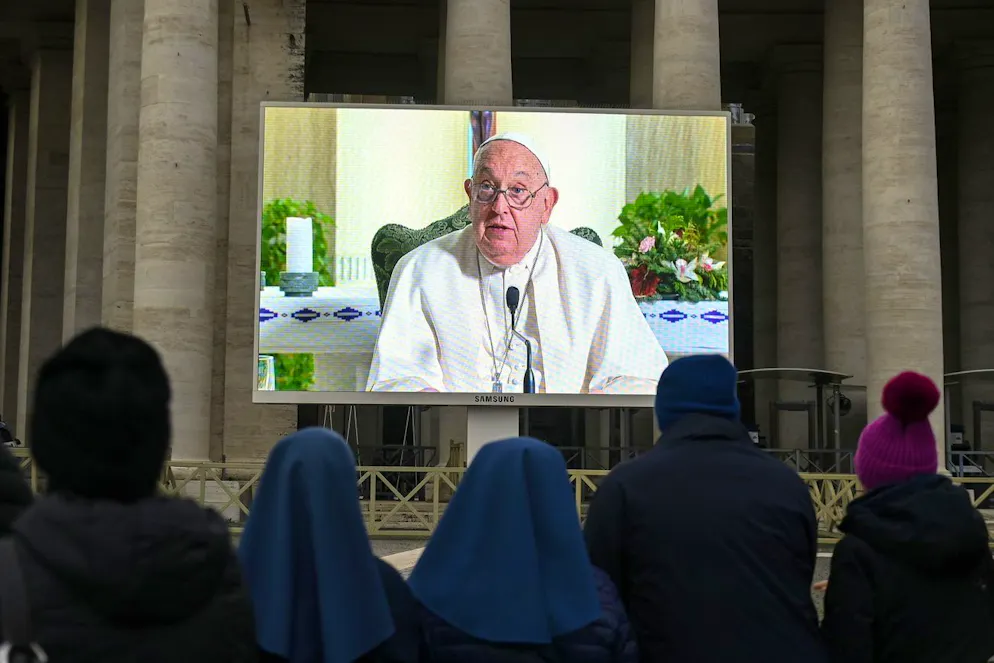 L'Angelus di domenica 22 dicembre è stato eccezionalmente trasmesso via un maxi schermo, per preservare le condizioni fisiche del Papa.