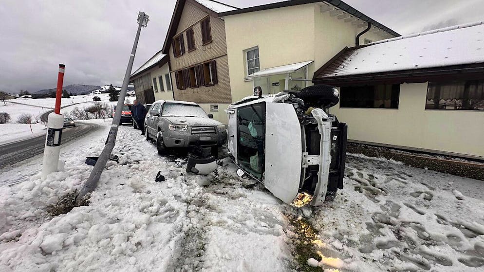 In Bennau SZ kam ein Auto auf der schneebedeckten Strasse ins Rutschen.