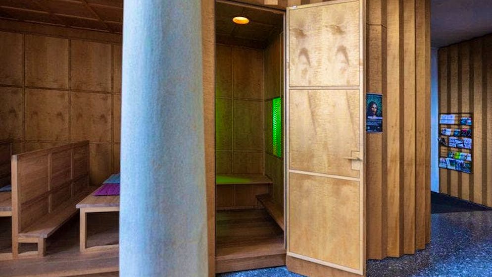 Until the end of October, St. Peter's Chapel presented the experimental participatory art installation "Deus in Machina" in this confessional together with Lucerne University of Applied Sciences and Arts.