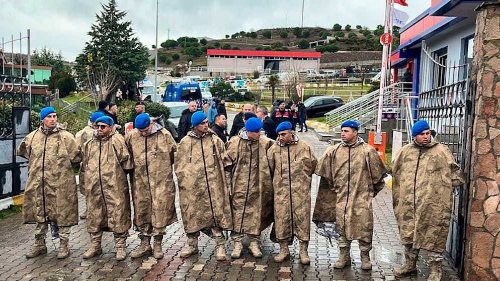 Türkische Sicherheitskräfte stehen nach einer Explosion neben geparkten Krankenwagen am Eingang einer Waffenfabrik Wache. Foto: Uncredited/IHA/AP/dpa