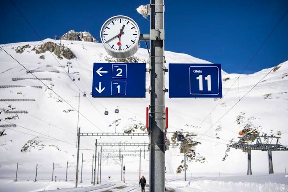La stazione sull'Oberalp in un giorno di sole