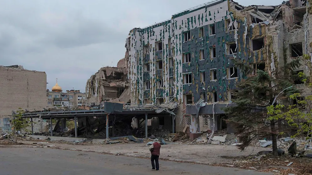 ARCHIV - Eine Frau läuft an dem von russischen Luftangriffen zerstörten Hotel Druschba in Pokrowsk entlang. Foto: George Ivanchenko/AP/dpa