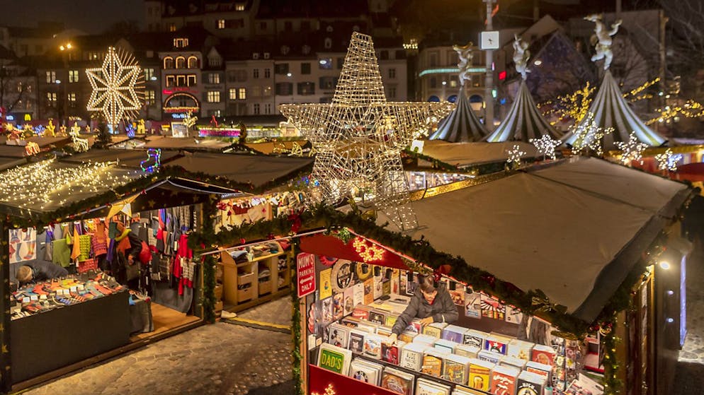 Der Basler Weihnachtsmarkt lockt nicht nur Shopping-Publikum an, sondern auch Taschen- und Trickdiebe. Die Kantonspolizei Basel-Stadt nahm bei ihrer Aktion "Noël" in diesem Jahr 13 Personen fest. (Archivbild)