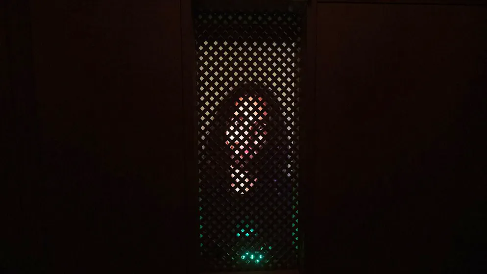 Der mit Künstlicher Intelligenz ausgestattete Beichtvater Jesus in der Luzerner Kunstinstallation.