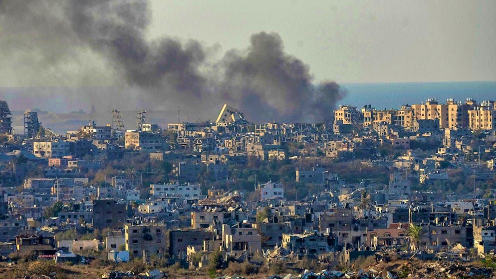 Smoke rises after an explosion in the Gaza Strip, seen from southern Israel. Photo: Ohad Zwigenberg/AP/dpa