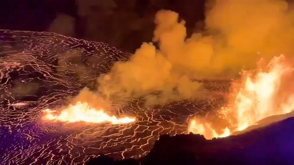 dpatopbilder - HANDOUT - Dieses Bild aus einem vom U.S. Geological Survey zur Verfügung gestellten Video zeigt einen Lavasee, aus dem an der westlichen Caldera-Wand des Kilauea-Vulkans auf Big island, Hawaii Feuer und Rauch austritt. Foto: Uncredited/U.S. Geological Survey/AP/dpa - ACHTUNG: Nur zur redaktionellen Verwendung im Zusammenhang mit einer Berichterstattung und nur mit vollständiger Nennung des vorstehenden Credits