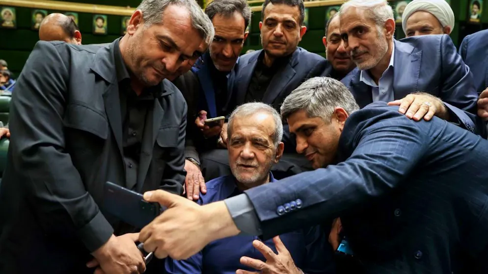 ARCHIV - Der  iranische Präsident Massud Peseschkian (u. M.) während einer öffentlichen Sitzung des Parlaments. Foto: Icana News Agency/ZUMA/dpa