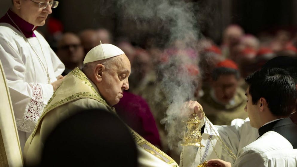 Papa Francesco  ha aperto la Porta Santa della basilica di San Pietro