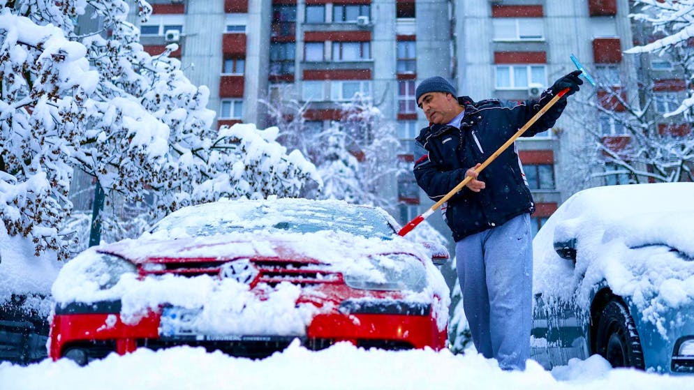 Heavy snow and storms paralyze parts of the Balkans - Gallery. In Bosnia-Herzegovina and Croatia, storms and snow are hampering traffic. Many sections of highway are closed to traffic.