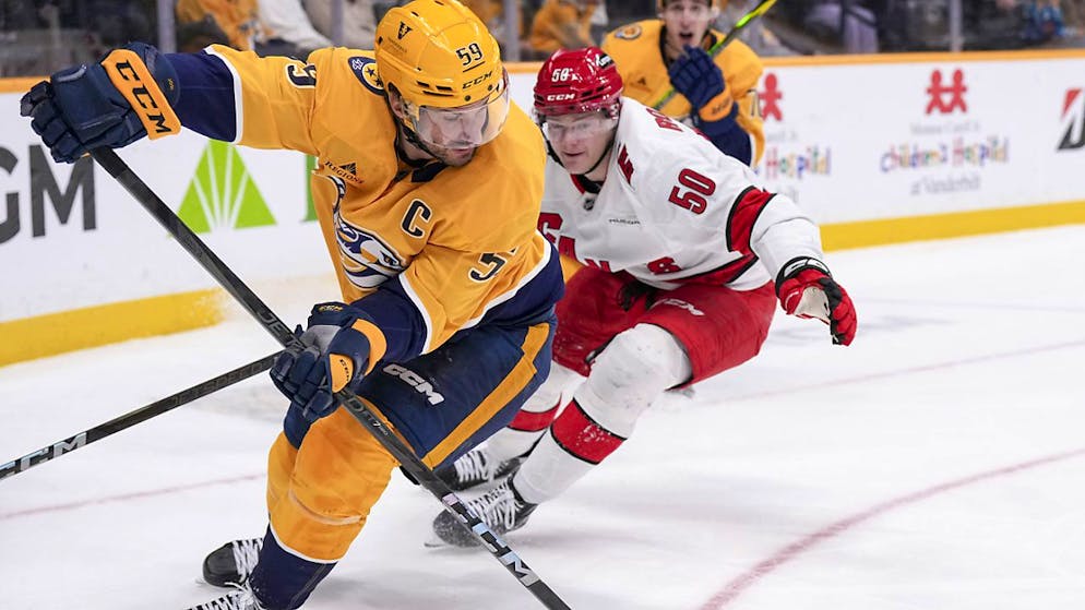 Immer Herr der Lage: Roman Josi (vorne) und die Nashville Predators gegen die Carolina Hurricanes.
