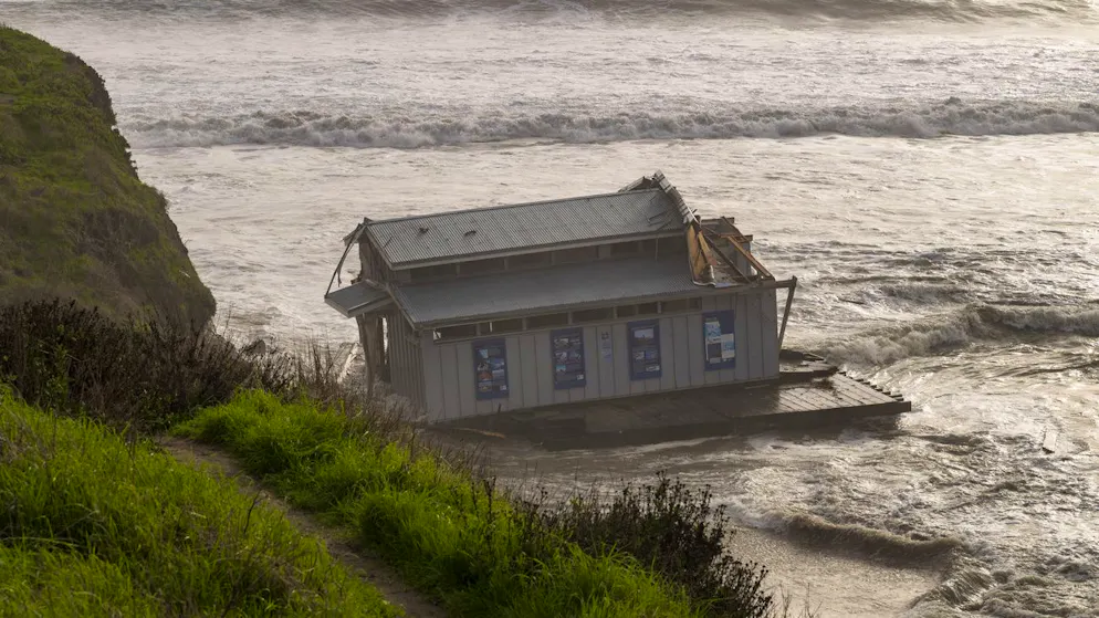 Die Reste eines weggespülten Restaurants treiben in der Monterey Bay in Santa Cruz. (23. Dezember 2024) 