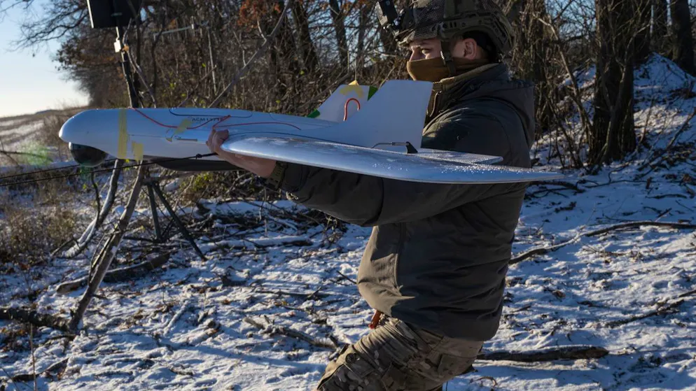 Ein ukrainischer Soldat startet nahe der Front in Torezk ein unbemanntes Flugsystem für die Luftaufklärung. 
