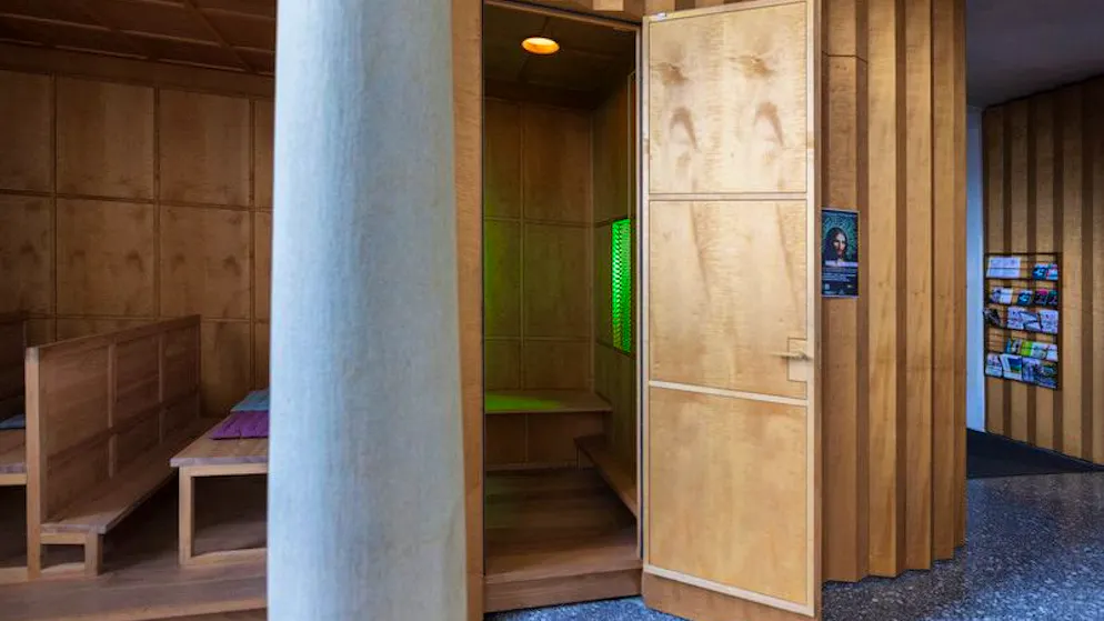 Bis Ende Oktober präsentierte die Peterskapelle in diesem Beichtstuhl zusammen mit der Hochschule Luzern die experimentelle Mitmach-Kunstinstallation «Deus in Machina».