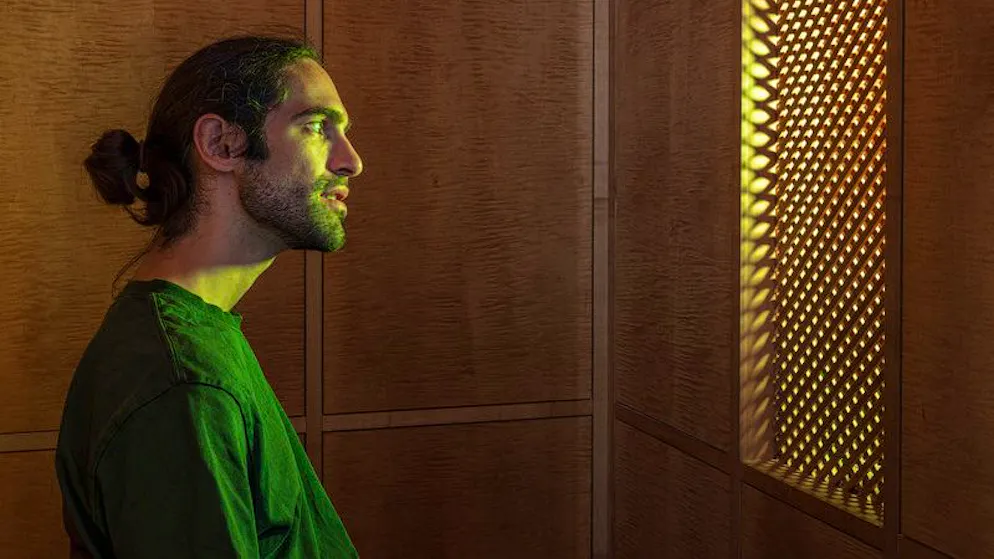 In der Peterskapelle wurde mit künstlicher Intelligenz ein KI-Jesus als experimentelle Kunstinstallation kreiert, der im Beichtstuhl alles bietet: empathisch zuhören, sanft nicken, freundlich sprechen.