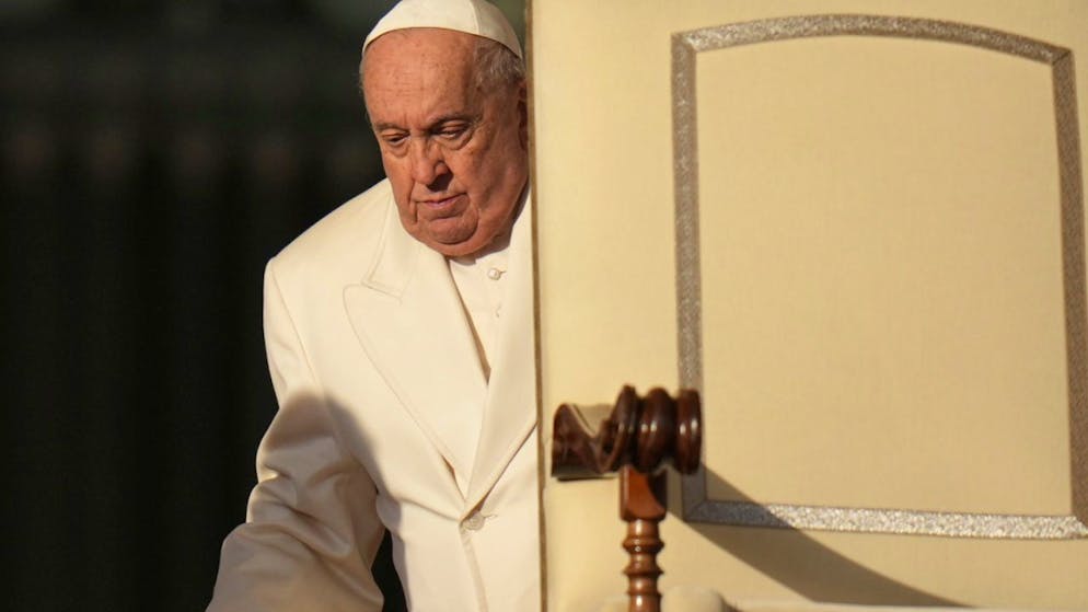 Papst Franziskus hat sich bei einem Sturz leicht verletzt.