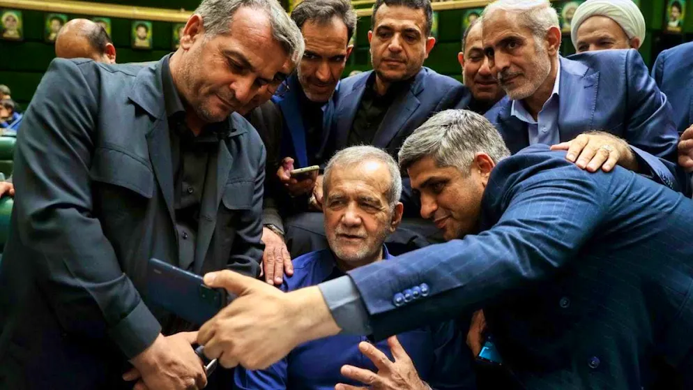 ARCHIVE - Iranian President Massud Peseshkian (below center) during a public session of parliament. Photo: Icana News Agency/ZUMA/dpa