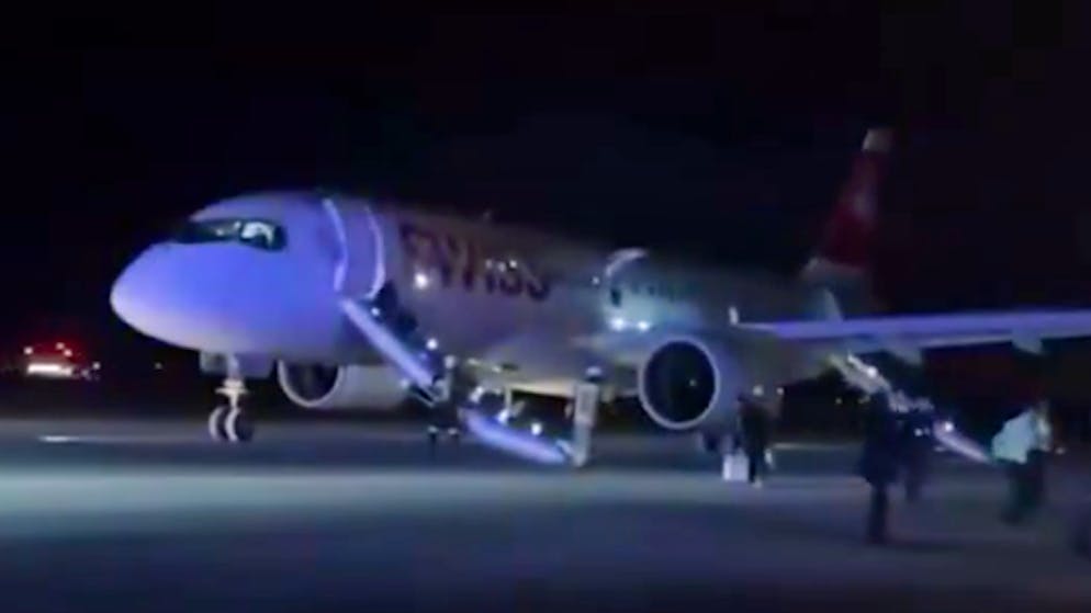 «Es gab eine Explosion, dann brach Panik aus». Jetzt spricht eine Augenzeugin über die Swiss-Notlandung