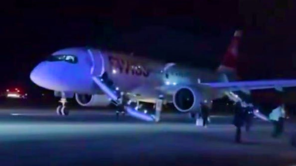 «Un'esplosione, poi è scoppiato il panico». Una testimone racconta l'atterraggio d'emergenza del volo Swiss