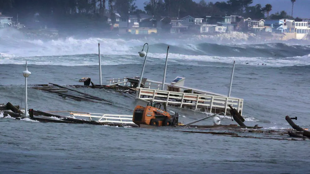 Ein Teil einer Werft und andere Trümmer treiben im Meer. Foto: Shmuel Thaler/The Santa Cruz Sentinel/AP/dpa - ACHTUNG: Nur zur redaktionellen Verwendung und nur mit vollständiger Nennung des vorstehenden Credits