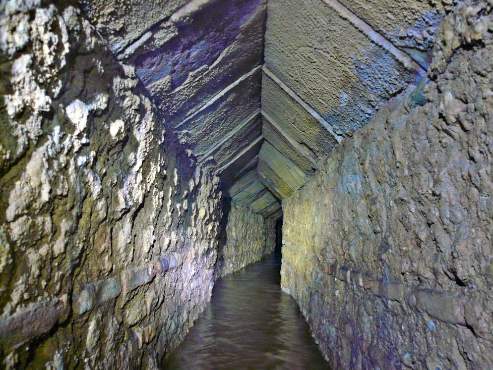 Gegen Hitze: Athen reaktiviert römisches Aquädukt - Gallery. Das insgesamt rund 23 Kilometer lange Bauwerk wurde einst vom römischen Kaiser Hadrian (76 bis 138 n. Chr.) in Auftrag gegeben und gebaut.