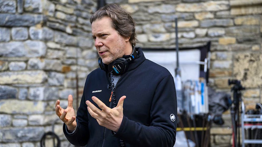 La serie «Winter Palace» approda su Play Suisse domani - Gallery. Il regista friburghese Pierre Monnard sul luogo delle riprese della serie elvetica "Winter Palace" al Château Mercier di Sierre, in Vallese, a fine febbraio.