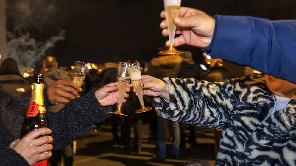 An Silvester stossen viele Menschen gerne mit Alkohol an. (Archivbild)