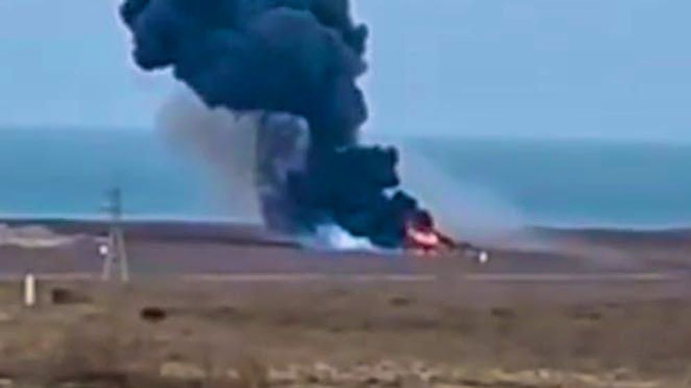 Il video dello schianto. Un aereo in volo da Baku a Grozny precipita in Kazakistan, una quarantina di morti