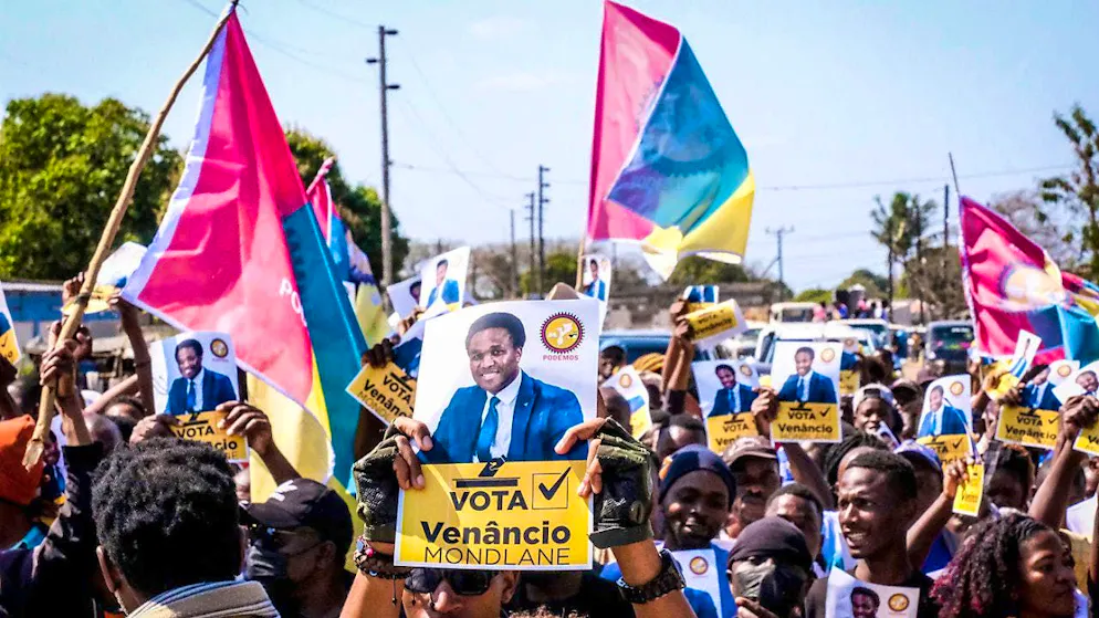 ARCHIVE - A poster of independent candidate Venâncio Mondlane is held at an election rally in Mozambique. Photo: Carlos Uqueio/AP/dpa