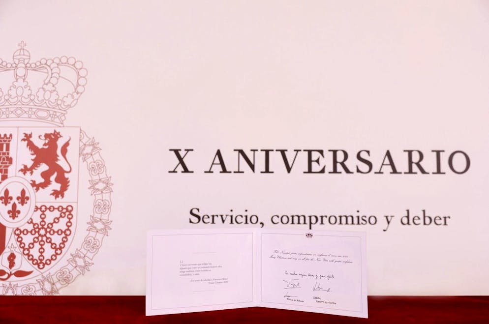 Gli auguri di Natale dei reali d'Europa. Sul lato sinistro è riportata una citazione di un poeta spagnolo.