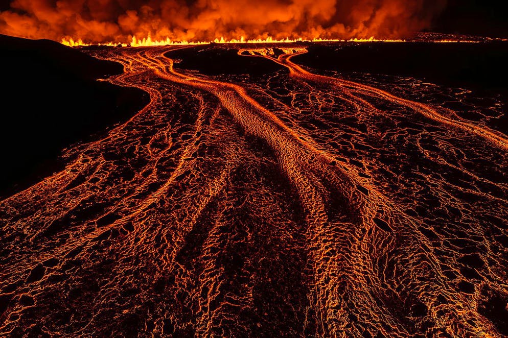 L'année dernière, un volcan sur la péninsule de Reykjanes en Islande a éclaté, ouvrant une fissure de 2,5 miles de long qui a craché des centaines de mètres cubes de lave chaque seconde.
