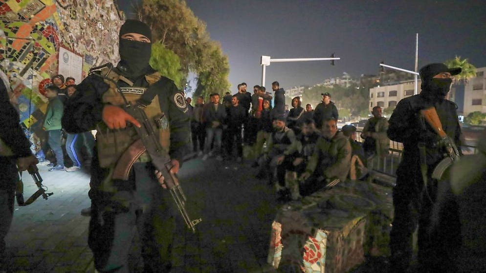 Des accrochages ont opposé des hommes armés et des forces de sécurité qui tentaient d'arrêter à Tartous un officier du pouvoir déchu, accusé d'être "un des responsables des crimes à la prison de Saydnaya.