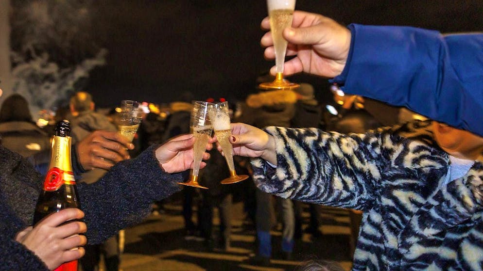 Many people like to toast with alcohol on New Year's Eve. (archive picture)