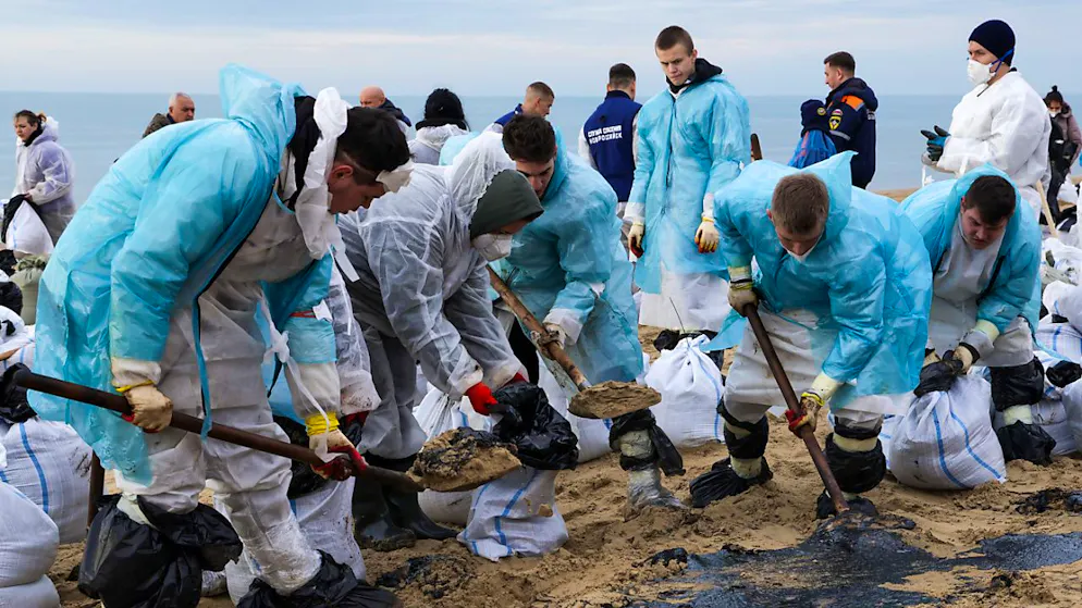 Tausende Freiwillige haben nach der Öltanker-Havarie bei der Beseitigung des ausgelaufenen Öls an den Stränden mitgeholfen. (25. Dezember 2024)