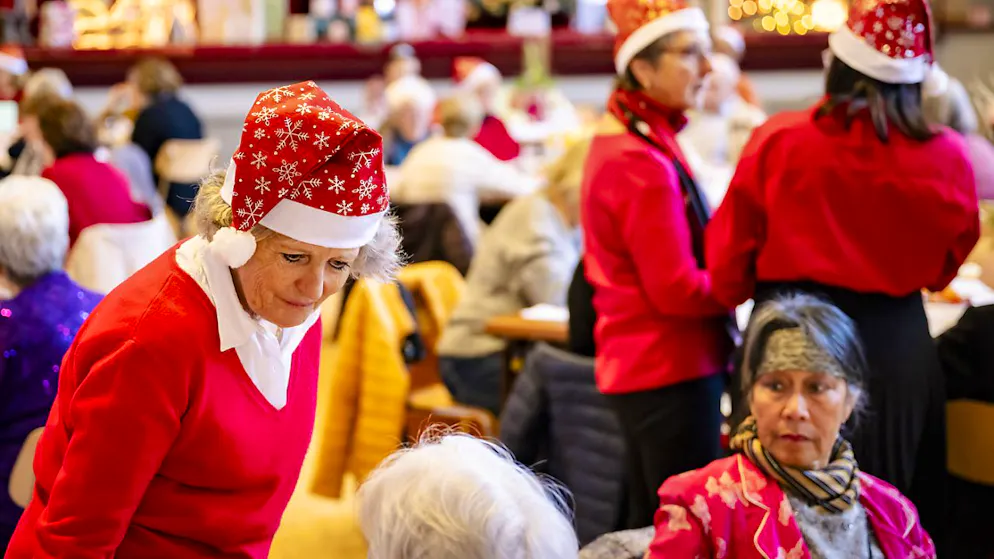 Nyon (VD):  une cinquantaine d'aînés réunis pour fêter Noël - Gallery. Les bénévoles ont entouré les partipants tout au long de la fête.