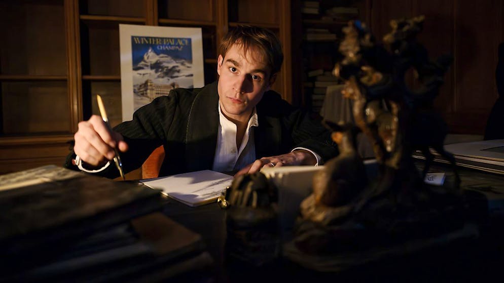 La serie «Winter Palace» approda su Play Suisse domani - Gallery. L'attore Cyril Metzger in una scena della serie elvetica "Winter Palace" al Château Mercier di Sierre (VS) a fine febbraio.