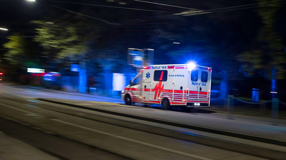 Der in Frinvillier BE von einem Zug erfasste und schwer verletzte Mann wurde mit einer Ambulanz in ein Spital transportiert. (Archivbild)