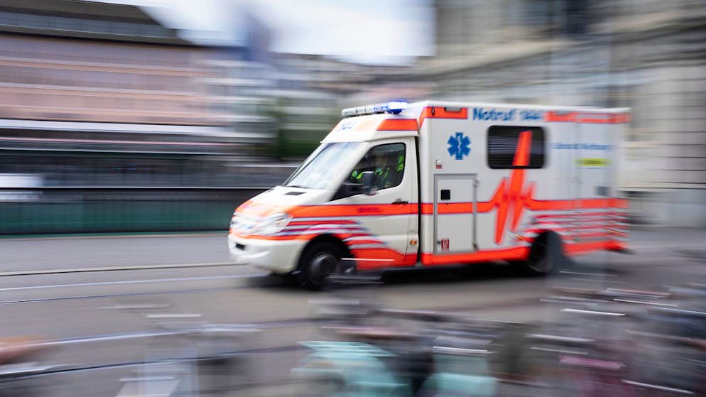 Ein Mann ist in der Nacht auf Mittwoch in Interlaken von einem Zug erfasst und schwer verletzt worden. Er wurde mit einer Ambulanz in ein Spital gebracht. (Archivbild)