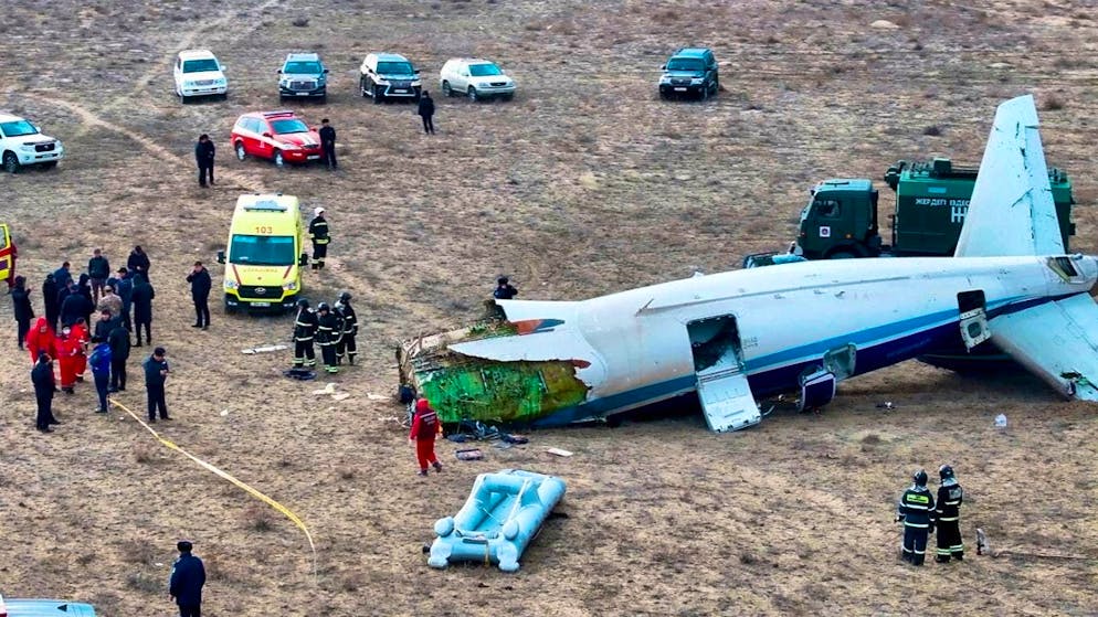 dpatopbilder - The wreckage of an Embraer 190 of Azerbaijan Airlines lies near Aktau airport. Photo: Azamat Sarsenbayev/AP/dpa