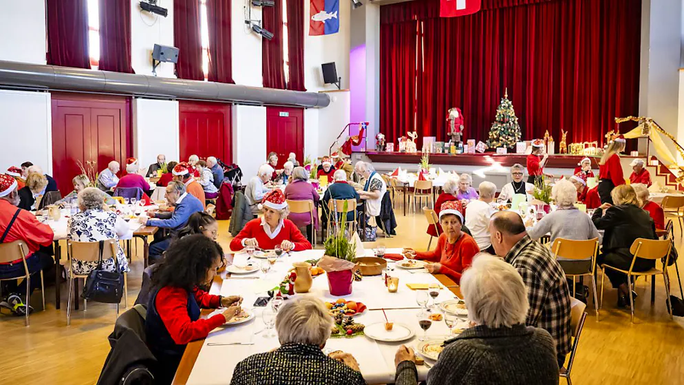 Nyon (VD):  une cinquantaine d'aînés réunis pour fêter Noël - Gallery. Pro Senectute Vaud et la ville de Nyon ont proposé en grande première un dîner festif de Noël pour les aînés mardi à la salle communale à Nyon.