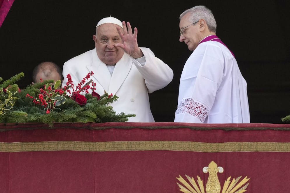 Le pape François salue avant de prononcer la bénédiction Urbi et Orbi (en latin pour « à la ville et au monde ») du jour de Noël depuis le balcon principal de la basilique Saint-Pierre au Vatican, mercredi 25 décembre 2024. (AP Photo/Andrew Medichini)