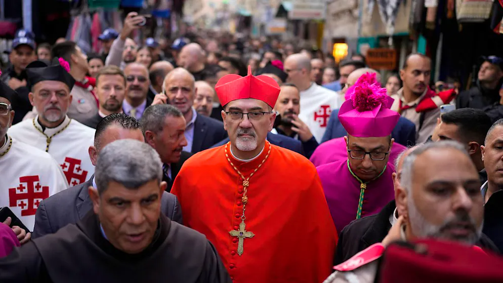 Der lateinische Patriarch Pierbattista Pizzaballa (M), der oberste katholische Geistliche im Heiligen Land, kommt am Heiligabend in der Stadt Bethlehem im Westjordanland an der Geburtskirche an, die traditionell als der Geburtsort Jesu gilt. Foto: Matias Delacroix/AP/dpa