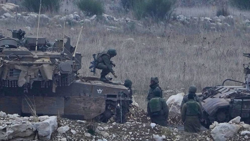 ARCHIV - Ein israelischer Soldat steht auf einem Panzer neben einem syrischen Panzer in der Pufferzone. Foto: Matias Delacroix/AP/dpa