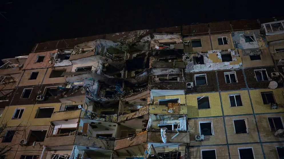 ARCHIV - Ein beschädigtes Wohnhaus steht am Ort eines russischen Angriffs in einem Wohngebiet in Krywyj Rih, Ukraine. Foto: Alex Babenko/AP/dpa