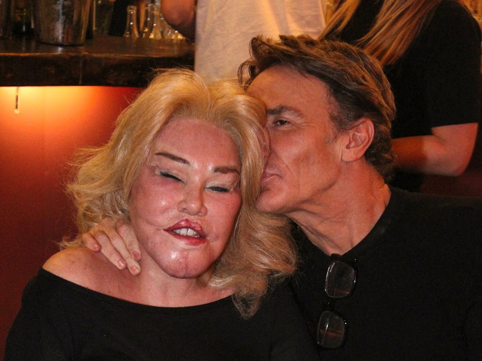 Das Bild von Jocelyne Wildenstein und ihrem Mann Lloyd Klein wurde am 15. Dezember 2024 im Restaurant Le Grand Banquet in Paris aufgenommen.