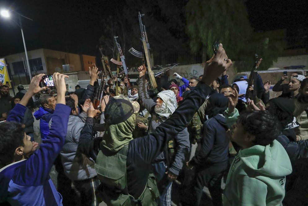 Des combattants rebelles syriens crient des slogans contre le régime Assad dans le quartier de Mazzeh à Damas, mercredi 25 décembre 2024 (AP Photo/Omar Sanadiki).