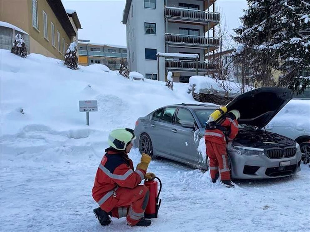 I pompieri mentre perlustrano il mezzo colpito dai fuochi artificiali 